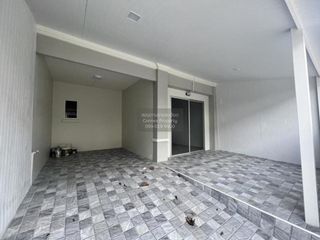 Casa adosada en venta de 3 habitaciones en Lam Luk Ka, Pathum Thani