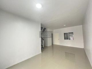 Casa adosada en venta de 3 habitaciones en Lam Luk Ka, Pathum Thani