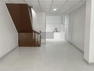 Casa adosada en venta de 2 habitaciones en Bang Kapi, Bangkok