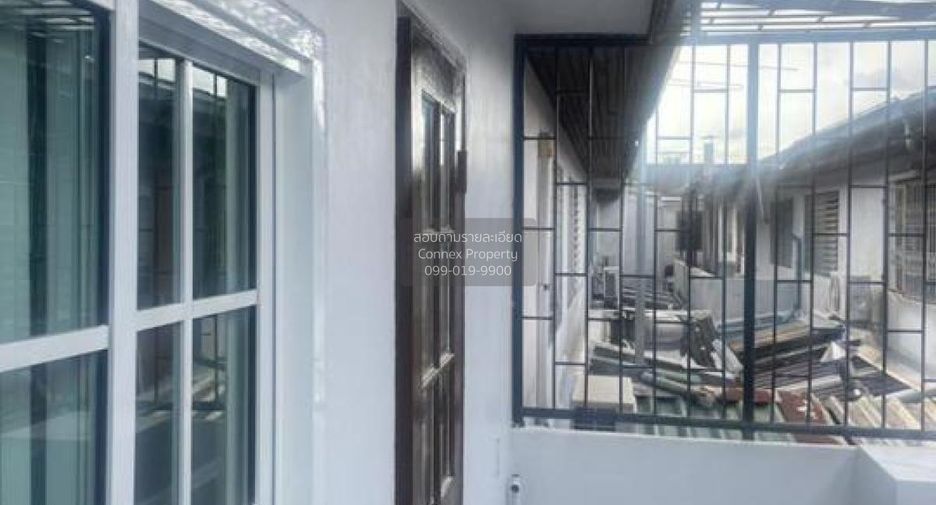Casa adosada en venta de 2 habitaciones en Bang Kapi, Bangkok