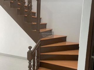 Casa adosada en venta de 2 habitaciones en Bang Kapi, Bangkok