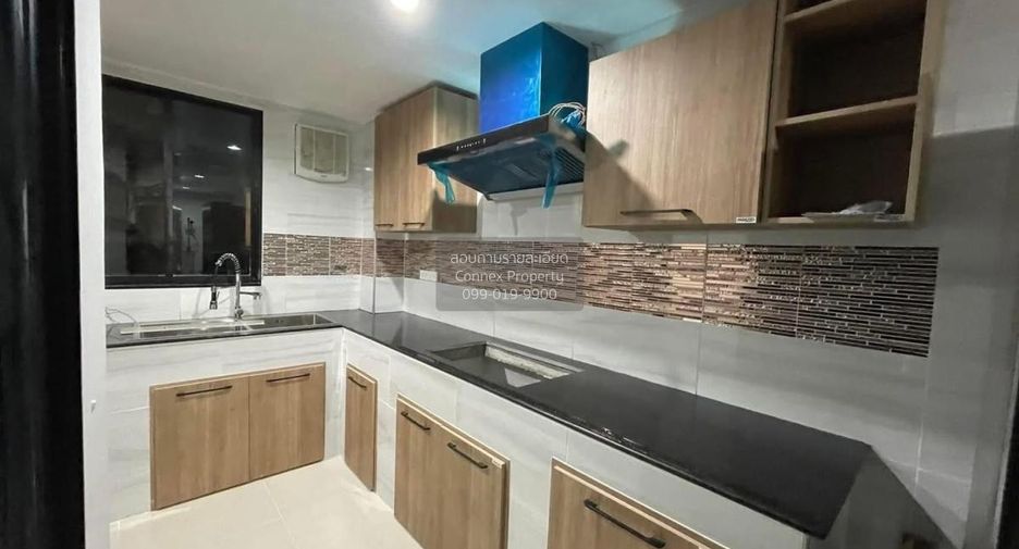 For sale 3 bedrooms townhouse in Phra Khanong, Bangkok