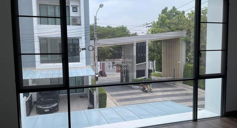 For sale 3 bedrooms townhouse in Phra Khanong, Bangkok