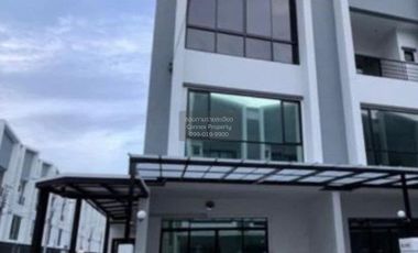 For sale 3 bedrooms townhouse in Phra Khanong, Bangkok