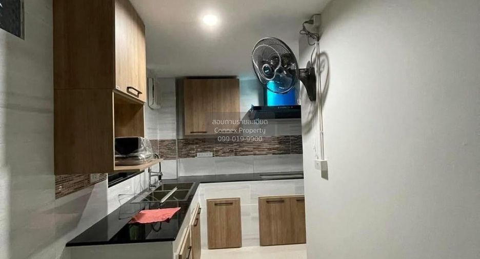 For sale 3 bedrooms townhouse in Phra Khanong, Bangkok