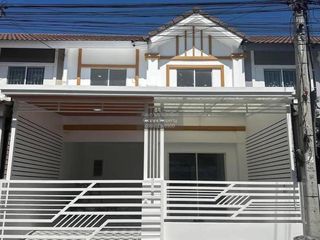 Casa adosada en venta de 3 habitaciones en Lam Luk Ka, Pathum Thani