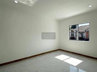 Casa adosada en venta de 3 habitaciones en Lam Luk Ka, Pathum Thani