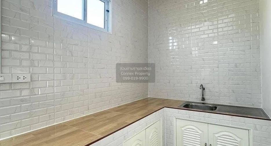 Casa adosada en venta de 3 habitaciones en Lam Luk Ka, Pathum Thani