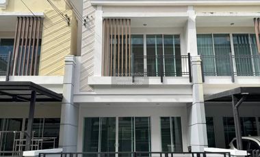 Casa adosada en venta de 3 habitaciones en Bang Khen, Bangkok