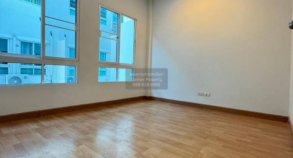 Casa adosada en venta de 3 habitaciones en Bang Khen, Bangkok