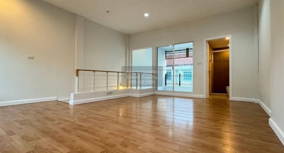 Casa adosada en venta de 3 habitaciones en Bang Khen, Bangkok