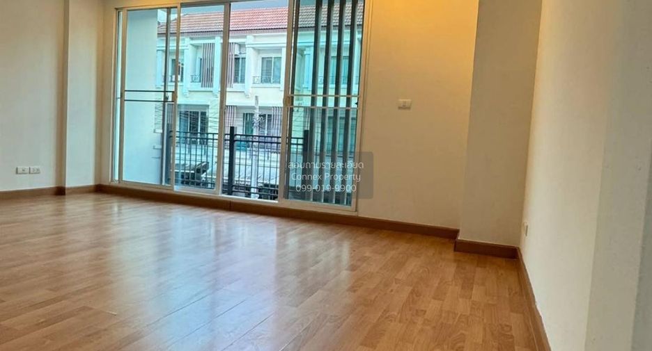 Casa adosada en venta de 3 habitaciones en Bang Khen, Bangkok