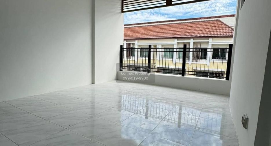 Casa adosada en venta de 3 habitaciones en Bang Khen, Bangkok