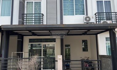 Casa adosada en venta de 3 habitaciones en Saphan Sung, Bangkok