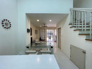 Casa adosada en venta de 2 habitaciones en Bang Kapi, Bangkok