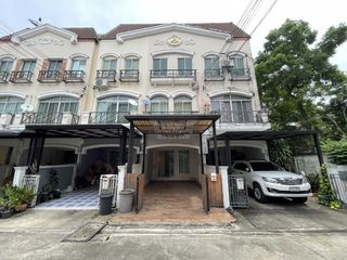 Casa adosada en venta de 2 habitaciones en Bang Kapi, Bangkok