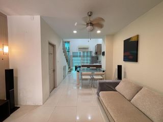 Casa adosada en venta de 2 habitaciones en Bang Kapi, Bangkok