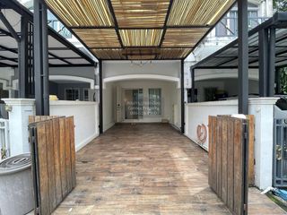 Casa adosada en venta de 2 habitaciones en Bang Kapi, Bangkok