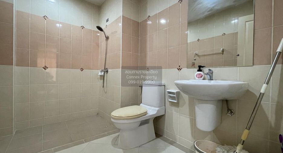 Casa adosada en venta de 2 habitaciones en Bang Kapi, Bangkok