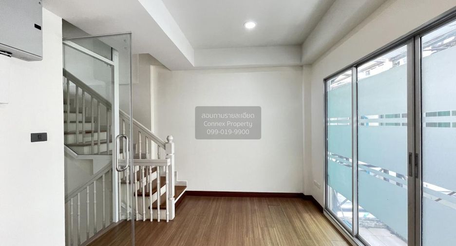 Casa adosada en venta de 2 habitaciones en Bang Kapi, Bangkok