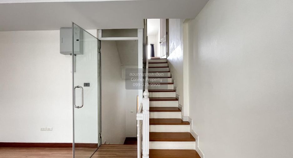 Casa adosada en venta de 2 habitaciones en Bang Kapi, Bangkok