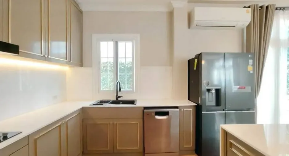 Haus zur Miete mit 4 Zimmer in Bang Na, Bangkok