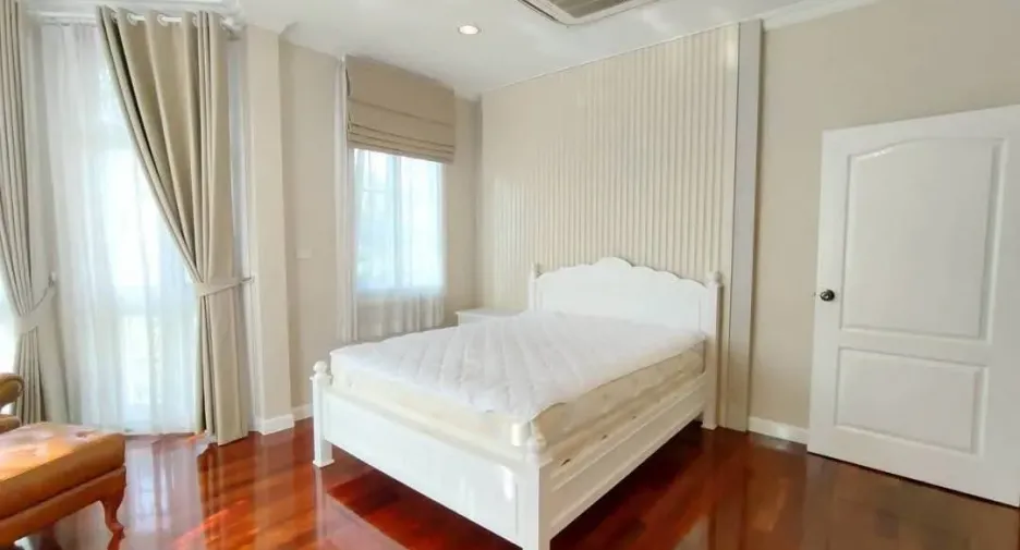 Haus zur Miete mit 4 Zimmer in Bang Na, Bangkok