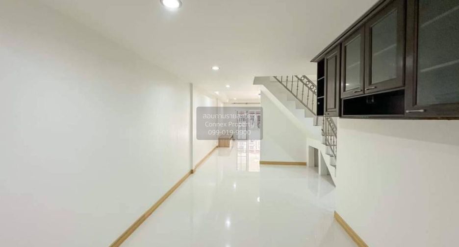 Casa adosada en venta de 3 habitaciones en Wang Thonglang, Bangkok