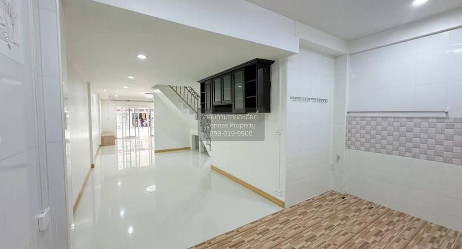 Casa adosada en venta de 3 habitaciones en Wang Thonglang, Bangkok