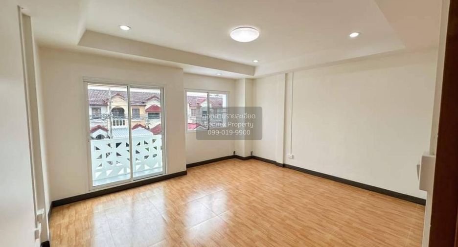 Casa adosada en venta de 3 habitaciones en Wang Thonglang, Bangkok