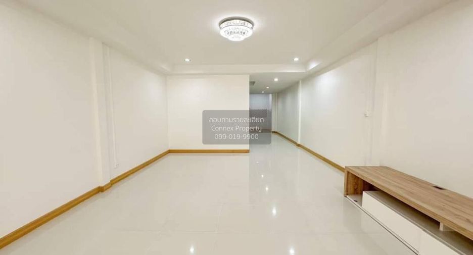Casa adosada en venta de 3 habitaciones en Wang Thonglang, Bangkok