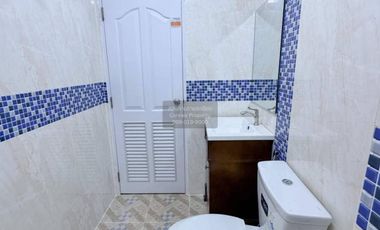 Casa adosada en venta de 3 habitaciones en Wang Thonglang, Bangkok