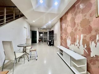 Casa adosada en venta de 3 habitaciones en Bang Kapi, Bangkok