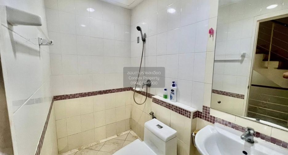 Casa adosada en venta de 3 habitaciones en Bang Kapi, Bangkok