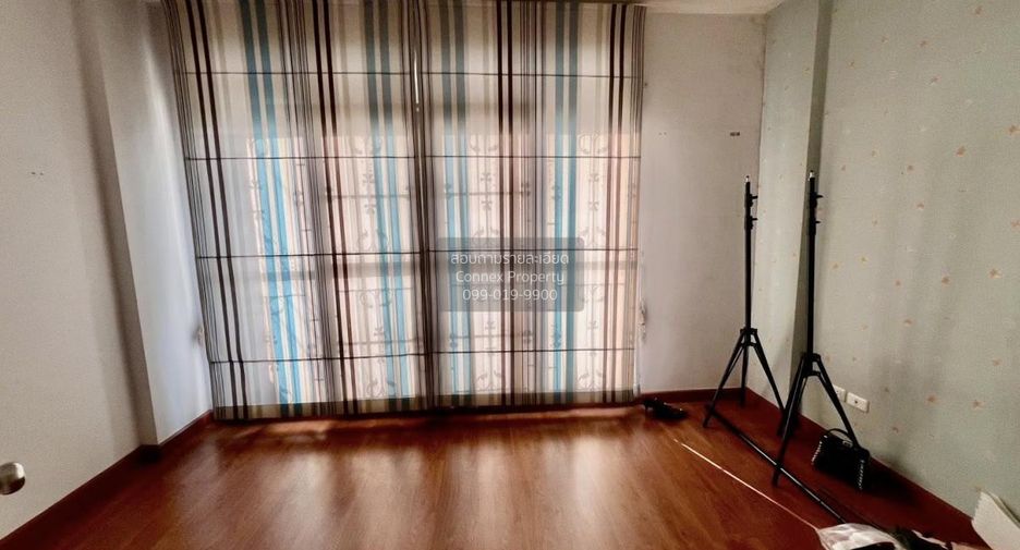 Casa adosada en venta de 3 habitaciones en Bang Kapi, Bangkok