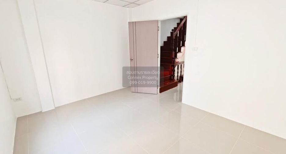 Casa adosada en venta de 4 habitaciones en Krathum Baen, Samut Sakhon