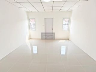 Casa adosada en venta de 4 habitaciones en Krathum Baen, Samut Sakhon