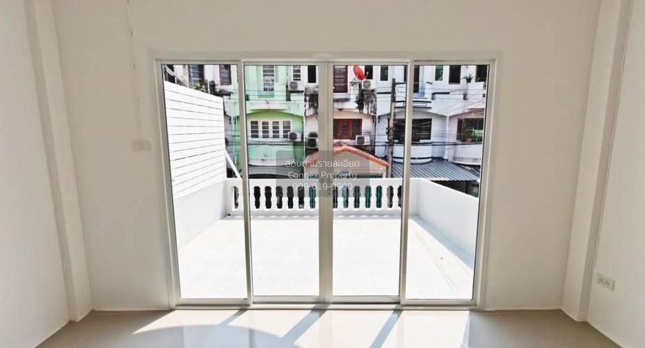 Casa adosada en venta de 4 habitaciones en Krathum Baen, Samut Sakhon