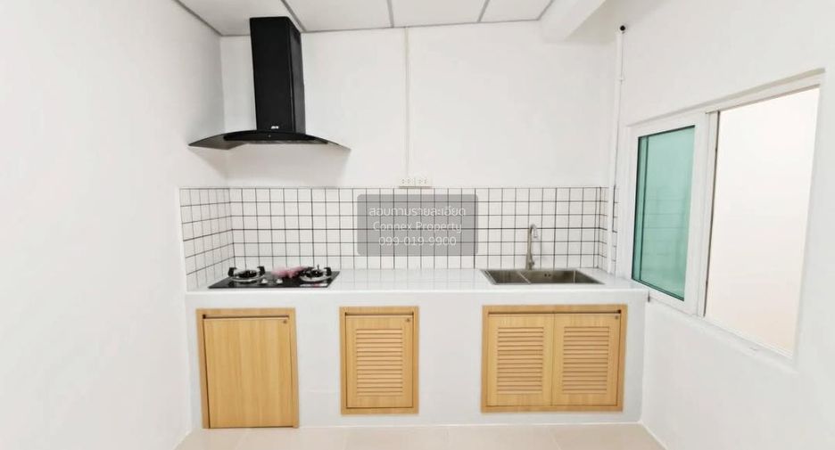 Casa adosada en venta de 5 habitaciones en Krathum Baen, Samut Sakhon
