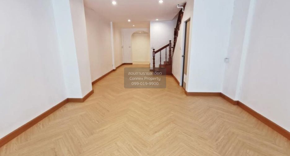 Casa adosada en venta de 5 habitaciones en Krathum Baen, Samut Sakhon