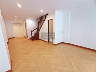 Casa adosada en venta de 5 habitaciones en Krathum Baen, Samut Sakhon