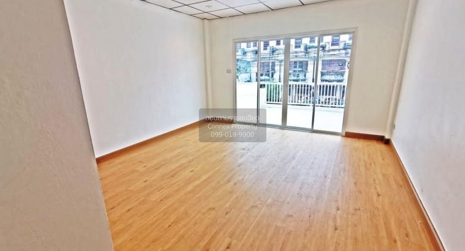 Casa adosada en venta de 5 habitaciones en Krathum Baen, Samut Sakhon