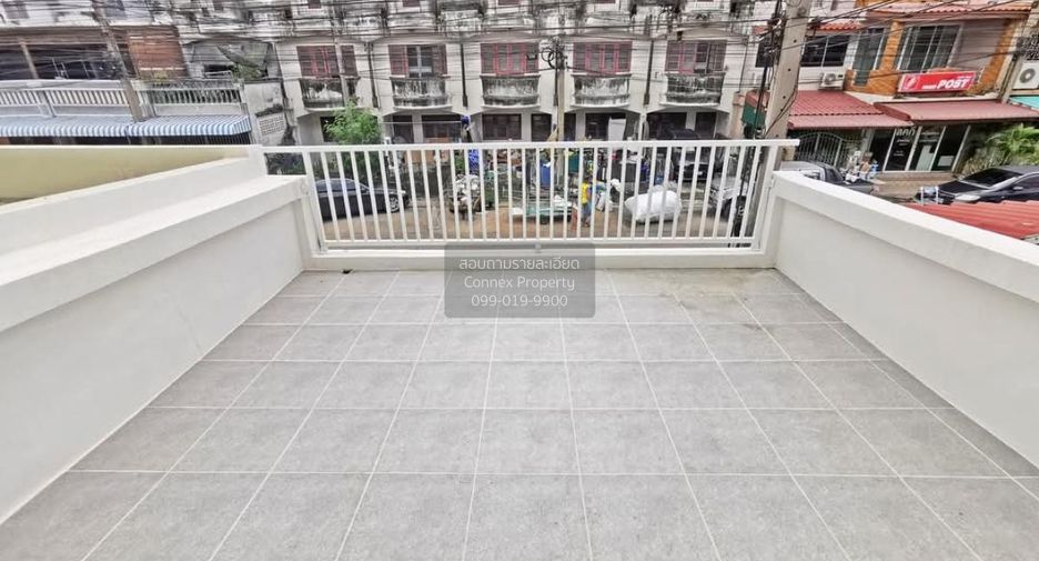 Casa adosada en venta de 5 habitaciones en Krathum Baen, Samut Sakhon