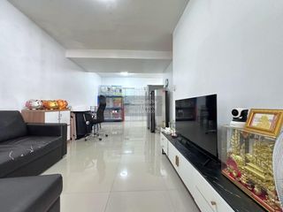 À vendre 3 chambres maison de ville à Krathum Baen, Samut Sakhon