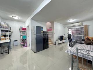 À vendre 3 chambres maison de ville à Krathum Baen, Samut Sakhon