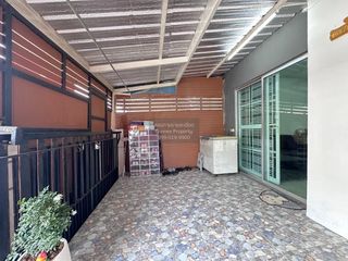 À vendre 3 chambres maison de ville à Krathum Baen, Samut Sakhon