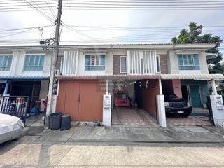 À vendre 3 chambres maison de ville à Krathum Baen, Samut Sakhon