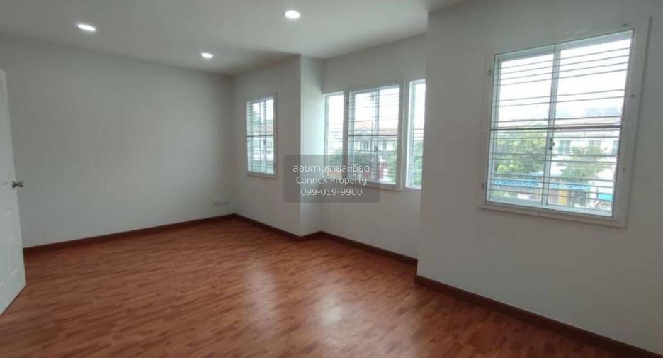 Casa adosada en venta de 3 habitaciones en Bang Khun Thian, Bangkok