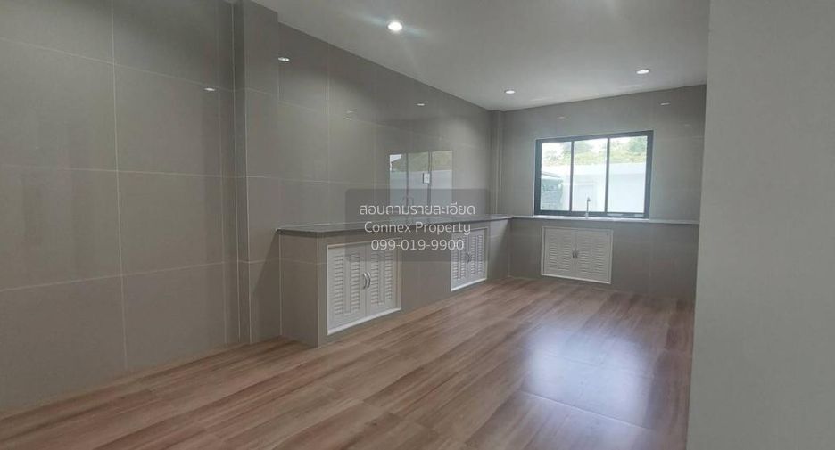 Casa adosada en venta de 5 habitaciones en Krathum Baen, Samut Sakhon