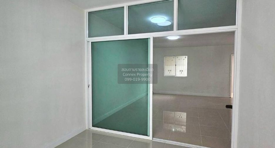 Casa adosada en venta de 3 habitaciones en Bang Khun Thian, Bangkok